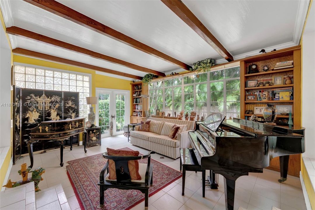 Под контрактом: $1,299,000 (3 спален, 2 ванн, 2162 Квадратных фут)