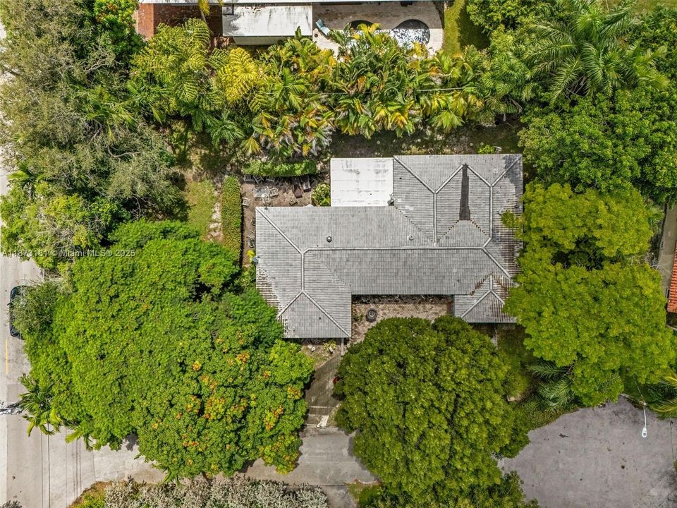 Под контрактом: $1,299,000 (3 спален, 2 ванн, 2162 Квадратных фут)