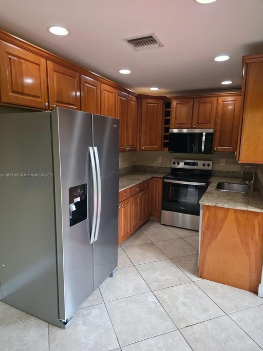 最近租的: $2,900 (3 贝兹, 3 浴室, 8264 平方英尺)