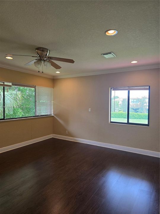 最近租的: $2,900 (3 贝兹, 3 浴室, 8264 平方英尺)