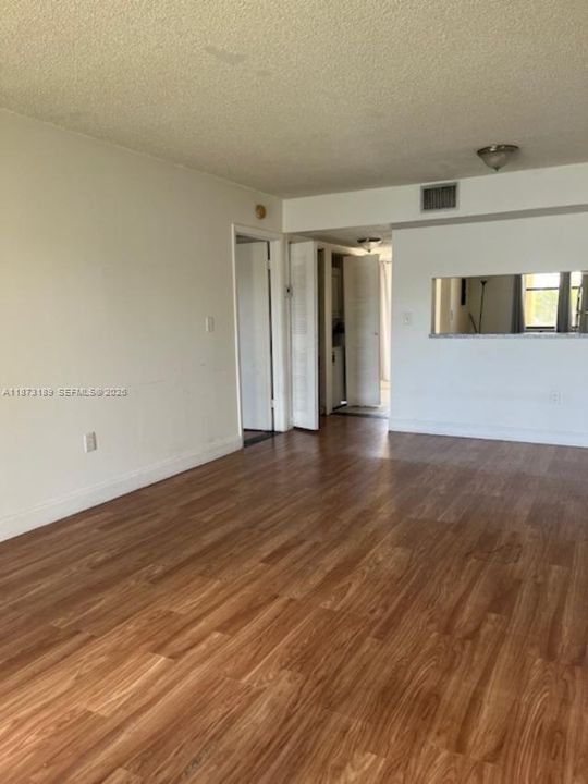 For Sale: $165,000 (1 beds, 1 baths, 702 Square Feet)