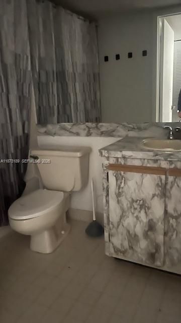 For Sale: $165,000 (1 beds, 1 baths, 702 Square Feet)