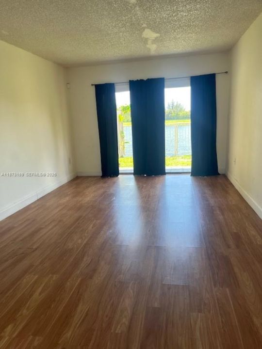 For Sale: $165,000 (1 beds, 1 baths, 702 Square Feet)