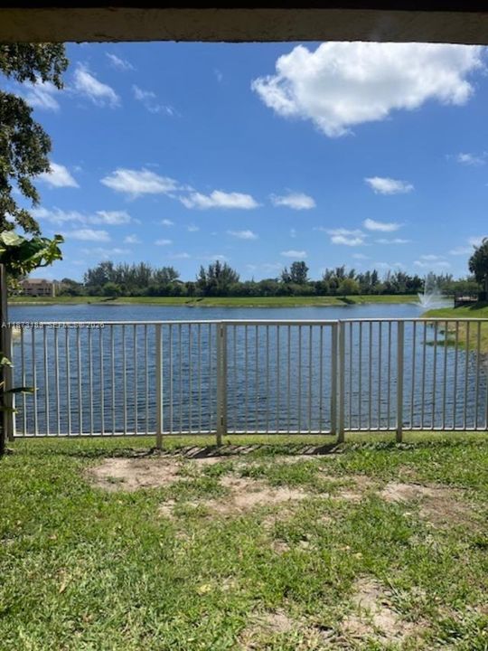 For Sale: $165,000 (1 beds, 1 baths, 702 Square Feet)