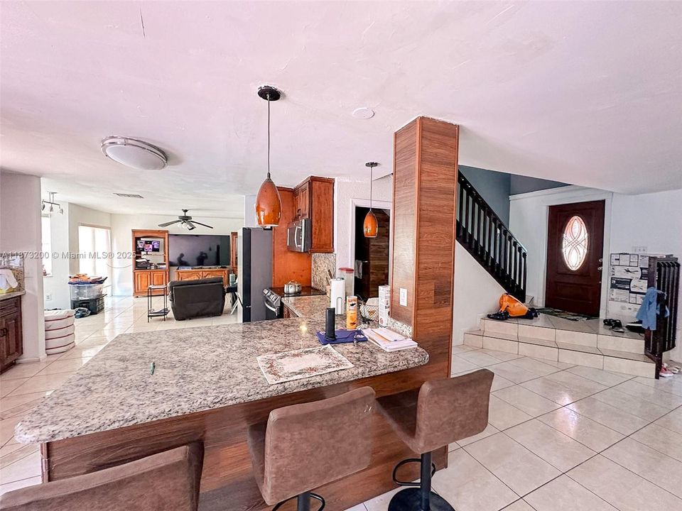 Vendido Recientemente: $619,000 (4 camas, 2 baños, 2114 Pies cuadrados)