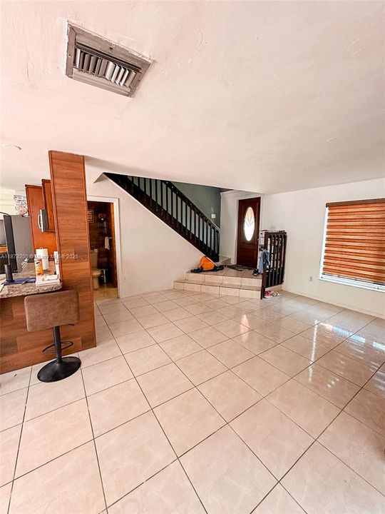 Vendido Recientemente: $619,000 (4 camas, 2 baños, 2114 Pies cuadrados)