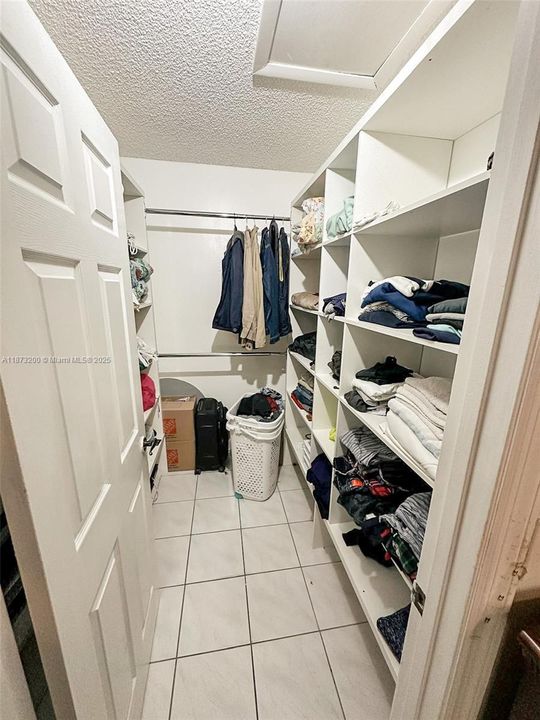 Vendido Recientemente: $619,000 (4 camas, 2 baños, 2114 Pies cuadrados)