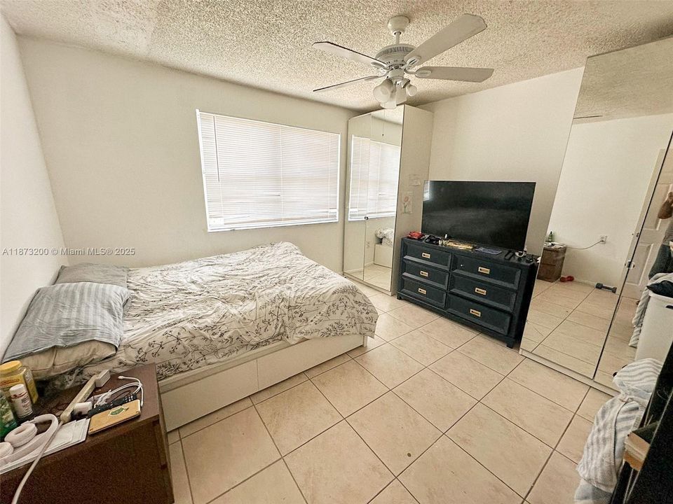 Vendido Recientemente: $619,000 (4 camas, 2 baños, 2114 Pies cuadrados)