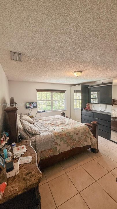 Vendido Recientemente: $619,000 (4 camas, 2 baños, 2114 Pies cuadrados)