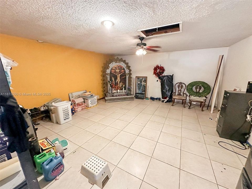 Vendido Recientemente: $619,000 (4 camas, 2 baños, 2114 Pies cuadrados)