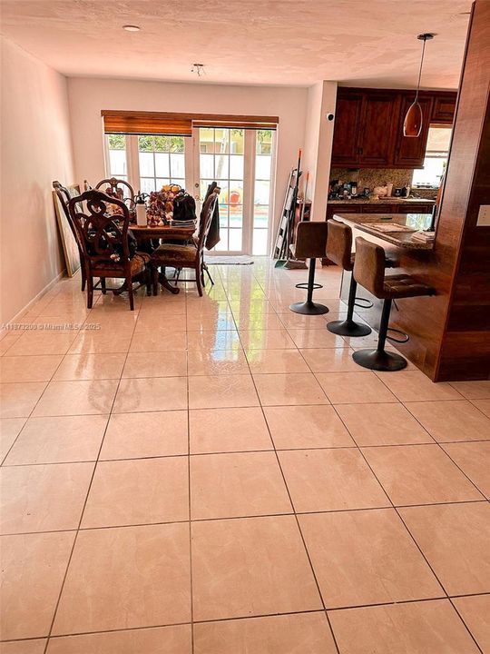 Vendido Recientemente: $619,000 (4 camas, 2 baños, 2114 Pies cuadrados)