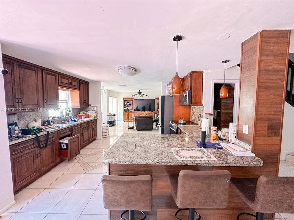 Vendido Recientemente: $619,000 (4 camas, 2 baños, 2114 Pies cuadrados)