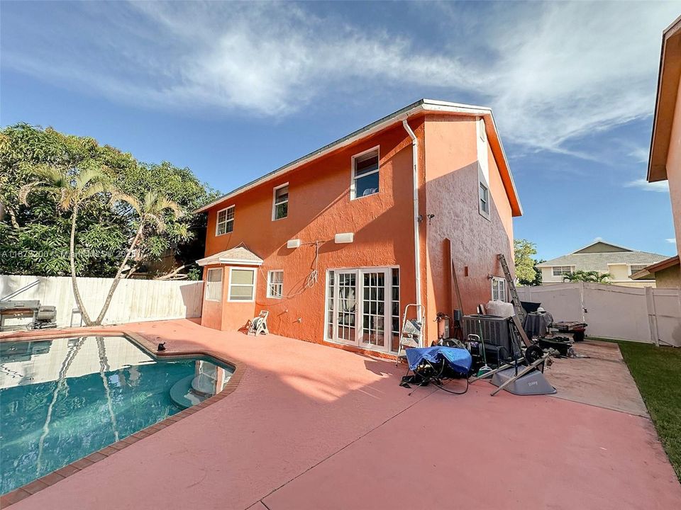 Vendido Recientemente: $619,000 (4 camas, 2 baños, 2114 Pies cuadrados)