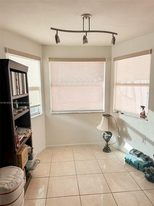 Vendido Recientemente: $619,000 (4 camas, 2 baños, 2114 Pies cuadrados)