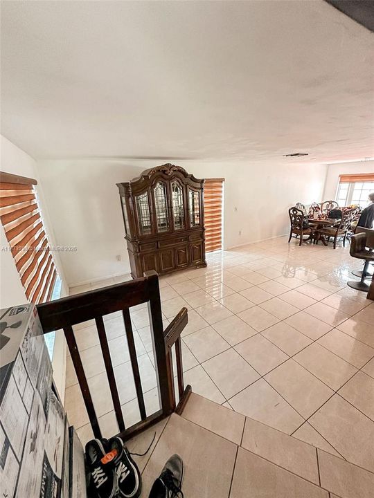 Vendido Recientemente: $619,000 (4 camas, 2 baños, 2114 Pies cuadrados)