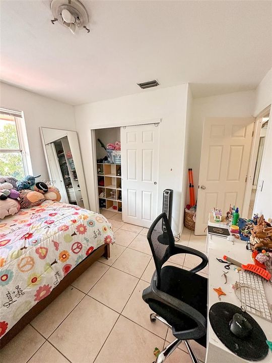 Vendido Recientemente: $619,000 (4 camas, 2 baños, 2114 Pies cuadrados)