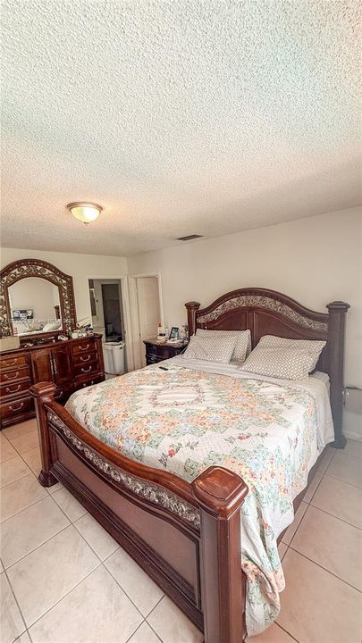 Vendido Recientemente: $619,000 (4 camas, 2 baños, 2114 Pies cuadrados)