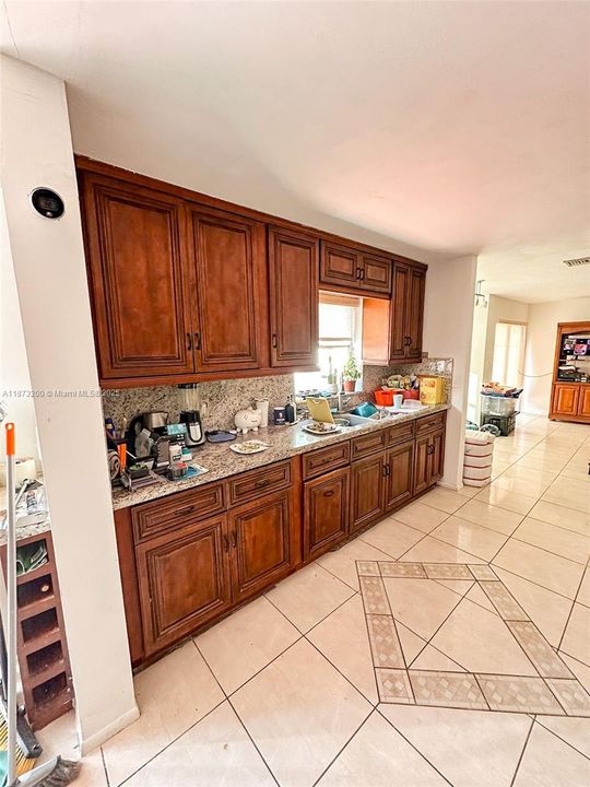 Vendido Recientemente: $619,000 (4 camas, 2 baños, 2114 Pies cuadrados)