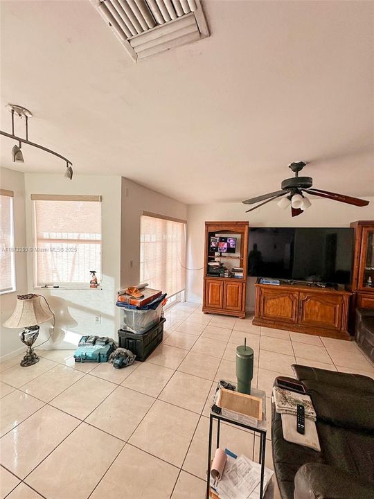 Vendido Recientemente: $619,000 (4 camas, 2 baños, 2114 Pies cuadrados)