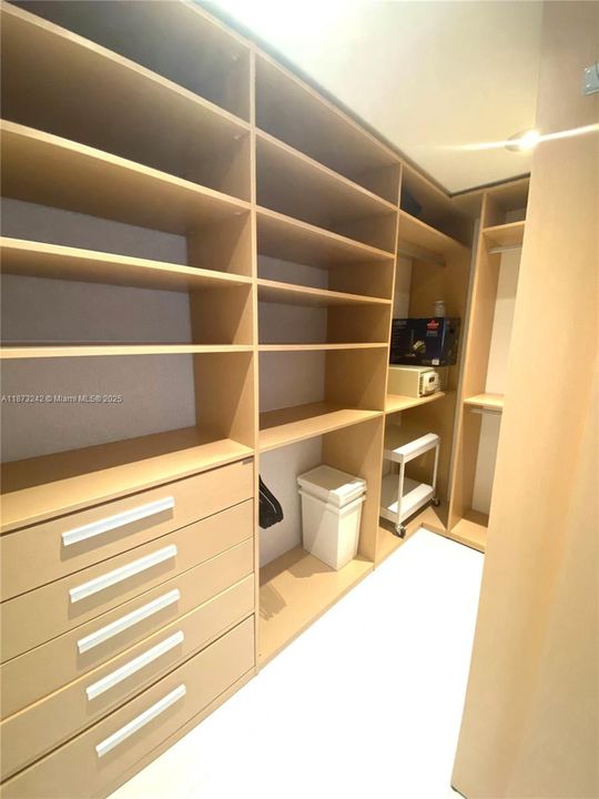 Active With Contract: $6,200 (3 beds, 3 baths, 1728 Square Feet)