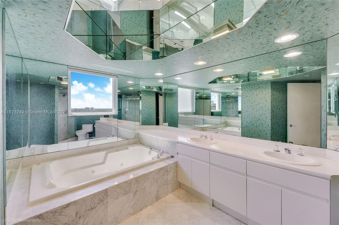 На продажу: $999,900 (2 спален, 2 ванн, 1760 Квадратных фут)