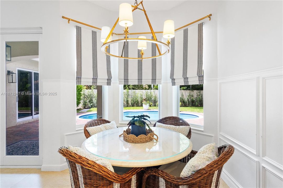 合同活跃: $1,060,000 (4 贝兹, 3 浴室, 2909 平方英尺)