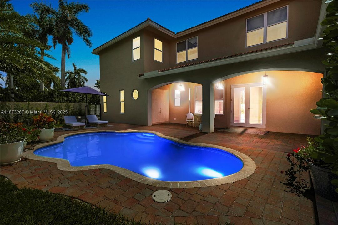 合同活跃: $1,060,000 (4 贝兹, 3 浴室, 2909 平方英尺)