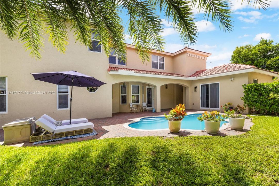 合同活跃: $1,060,000 (4 贝兹, 3 浴室, 2909 平方英尺)