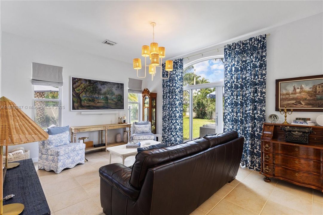 合同活跃: $1,060,000 (4 贝兹, 3 浴室, 2909 平方英尺)