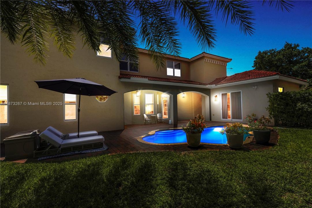 合同活跃: $1,060,000 (4 贝兹, 3 浴室, 2909 平方英尺)