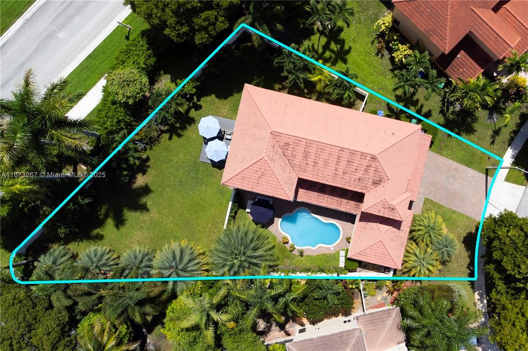 合同活跃: $1,060,000 (4 贝兹, 3 浴室, 2909 平方英尺)