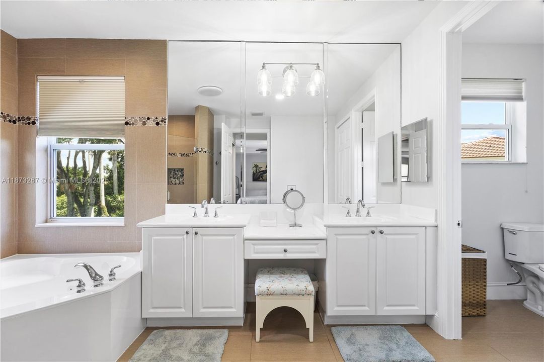 合同活跃: $1,060,000 (4 贝兹, 3 浴室, 2909 平方英尺)