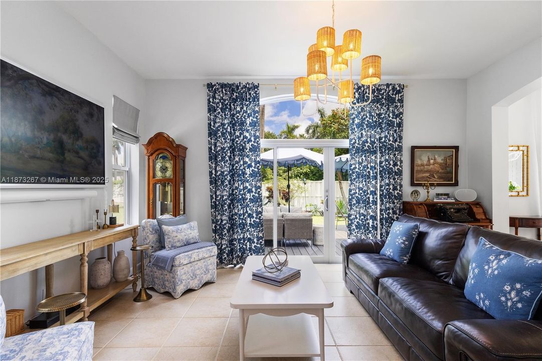 合同活跃: $1,060,000 (4 贝兹, 3 浴室, 2909 平方英尺)