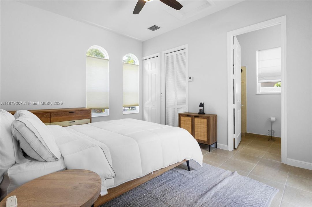 合同活跃: $1,060,000 (4 贝兹, 3 浴室, 2909 平方英尺)