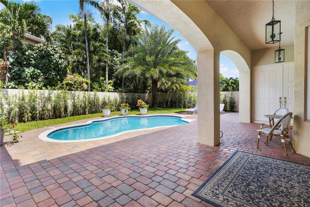 合同活跃: $1,060,000 (4 贝兹, 3 浴室, 2909 平方英尺)