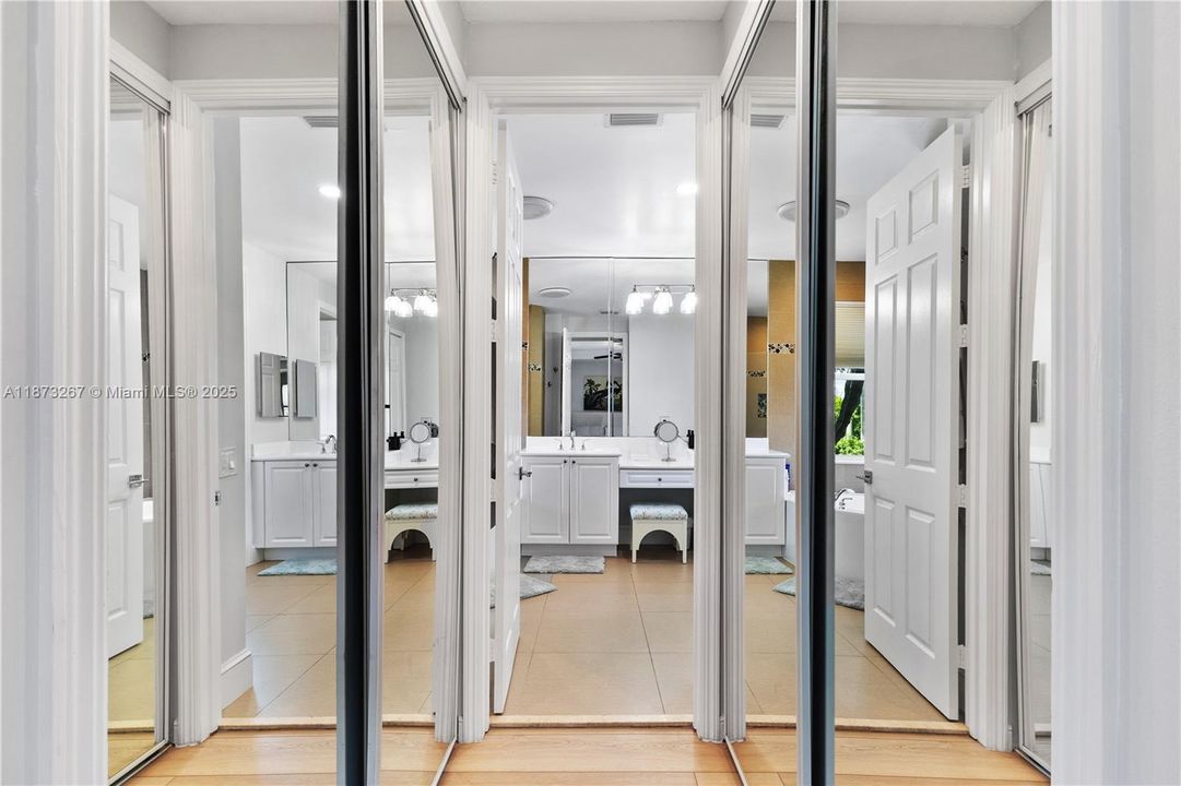 合同活跃: $1,060,000 (4 贝兹, 3 浴室, 2909 平方英尺)