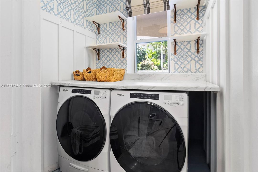 合同活跃: $1,060,000 (4 贝兹, 3 浴室, 2909 平方英尺)