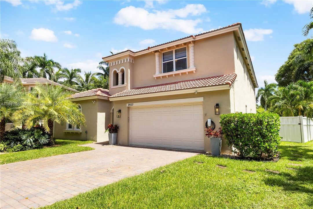 合同活跃: $1,060,000 (4 贝兹, 3 浴室, 2909 平方英尺)