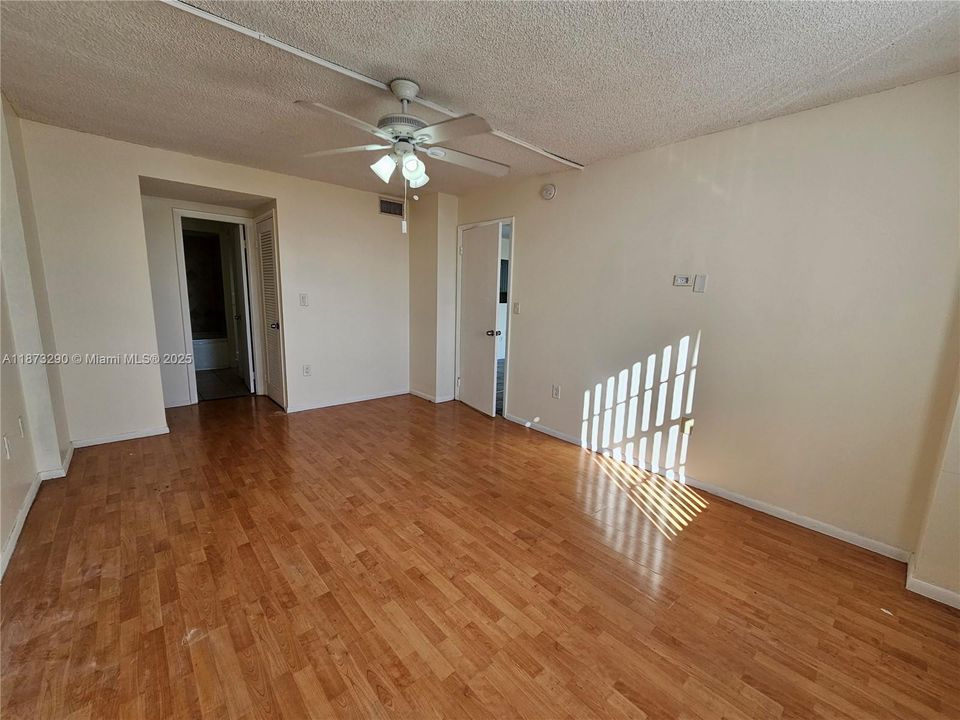 For Sale: $170,000 (1 beds, 1 baths, 840 Square Feet)