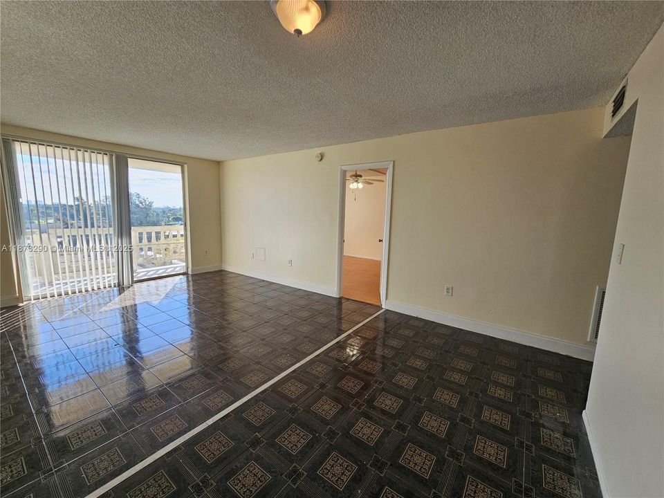 For Sale: $170,000 (1 beds, 1 baths, 840 Square Feet)