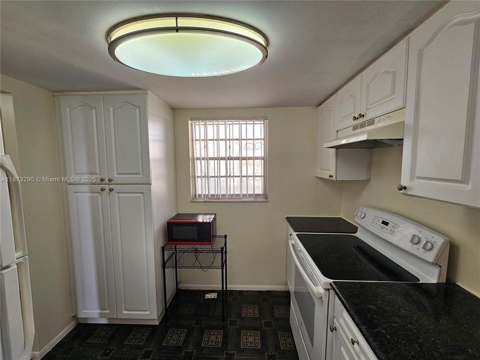 For Sale: $170,000 (1 beds, 1 baths, 840 Square Feet)