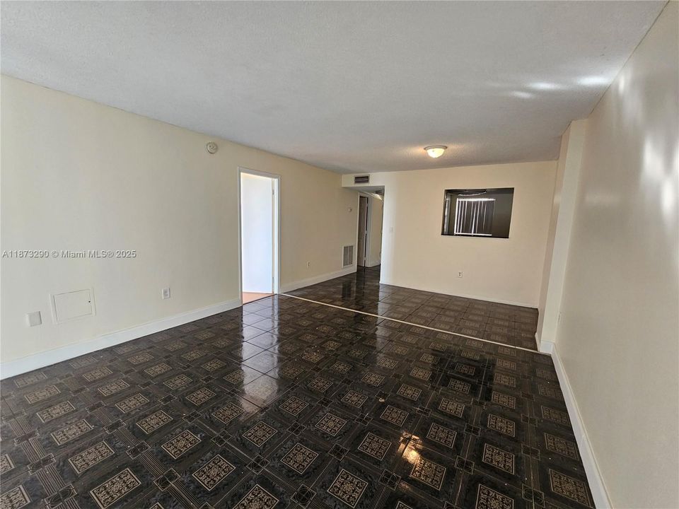 For Sale: $170,000 (1 beds, 1 baths, 840 Square Feet)