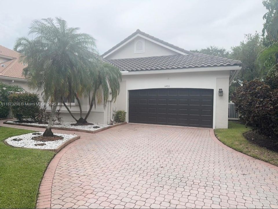 Activo con contrato: $4,000 (3 camas, 2 baños, 2358 Pies cuadrados)