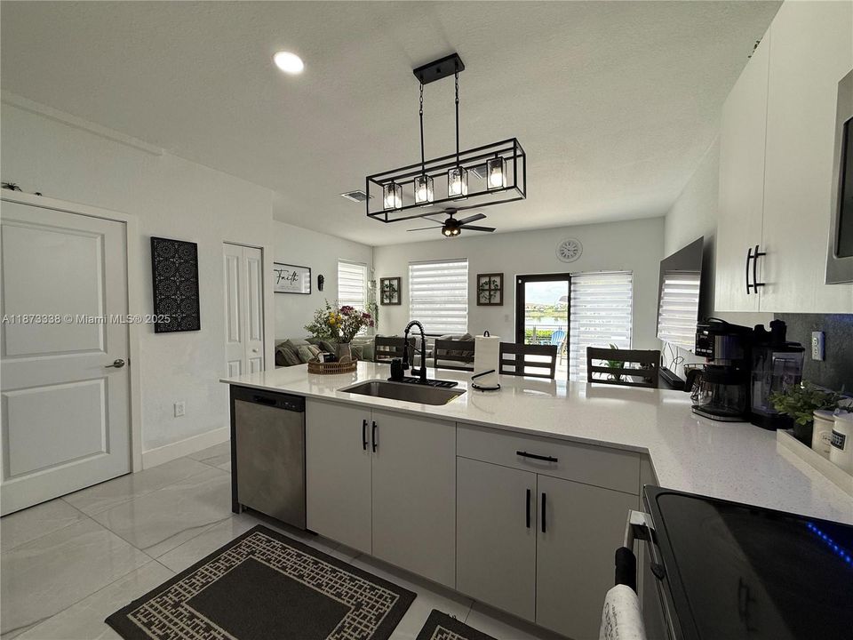 待售: $550,000 (3 贝兹, 2 浴室, 1540 平方英尺)