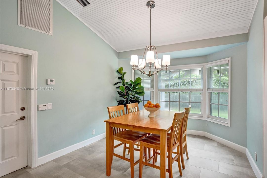 Недавно продано: $988,800 (4 спален, 4 ванн, 3520 Квадратных фут)