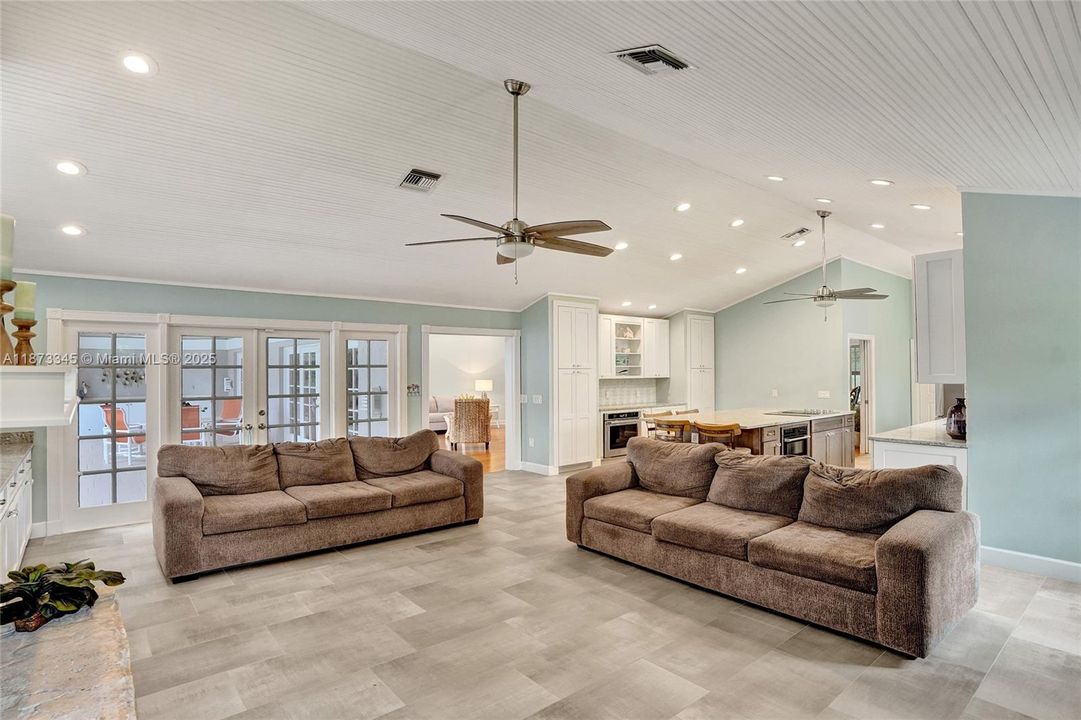 Недавно продано: $988,800 (4 спален, 4 ванн, 3520 Квадратных фут)