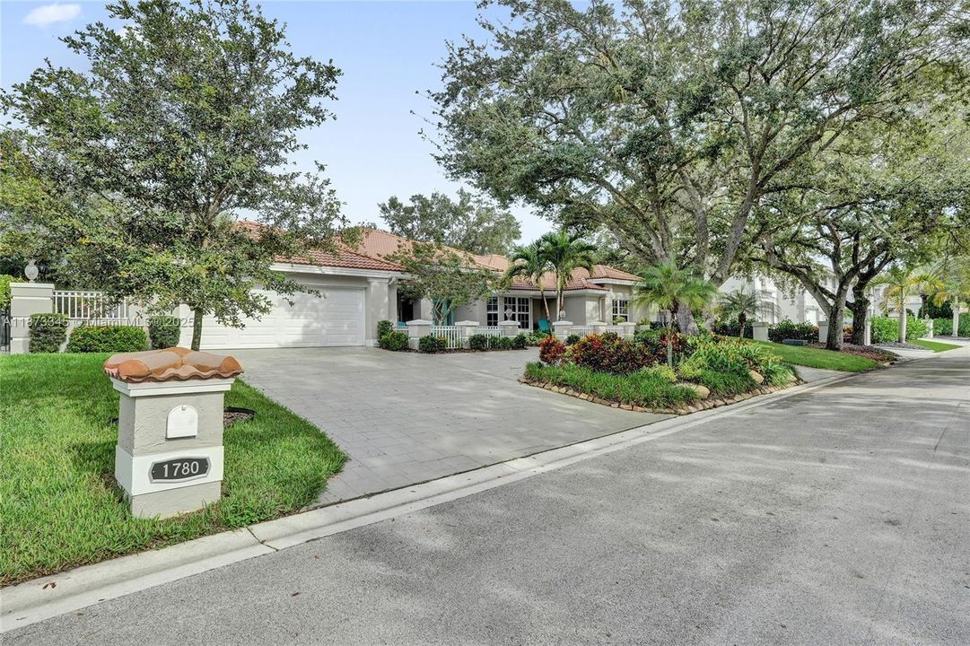 Недавно продано: $988,800 (4 спален, 4 ванн, 3520 Квадратных фут)