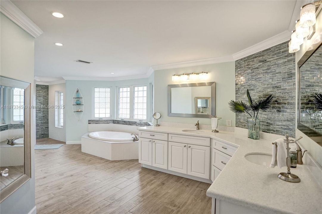 Недавно продано: $988,800 (4 спален, 4 ванн, 3520 Квадратных фут)