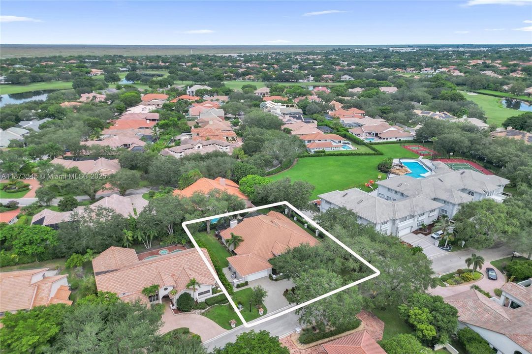 Недавно продано: $988,800 (4 спален, 4 ванн, 3520 Квадратных фут)