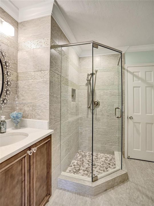 Недавно продано: $988,800 (4 спален, 4 ванн, 3520 Квадратных фут)